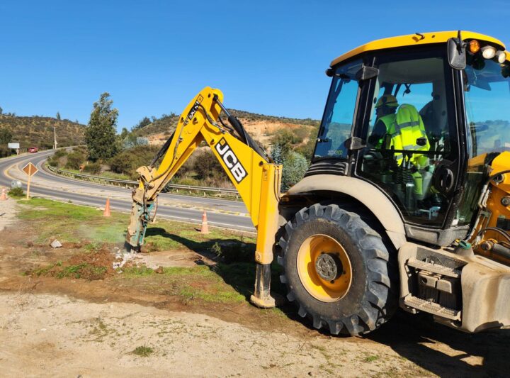 JCB reparando conducción de agua en Villa Alemana. Operario. Corte de emergencia Esval por filtración.