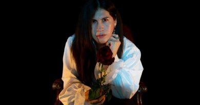 Beralibes, artista de metal vampírico, con camisa gótica y rosa oscura, promociona su EP "Crónicas Vampíricas I".