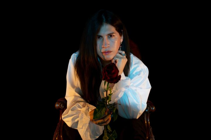 Beralibes, artista de metal vampírico, con camisa gótica y rosa oscura, promociona su EP "Crónicas Vampíricas I".