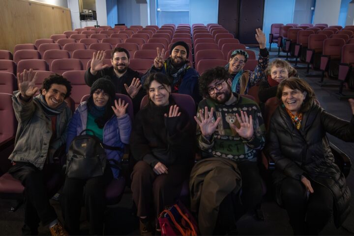 Asistentes sonrientes y saludando en el Teatro de Cabildo. Cierre del Ciclo de Cine Chileno con "Los años salvajes".