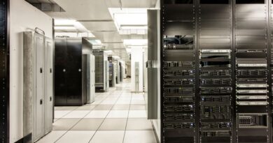 Centro de Supercómputo e IA Aplicada, Chile. Filas de racks con servidores. Infraestructura Tier III para big data y IA.