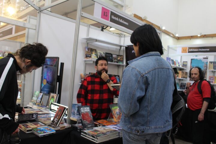 Público explora libros en stands de Sietch Ediciones y Oxímoron en la Feria del Libro de Villa Alemana.
