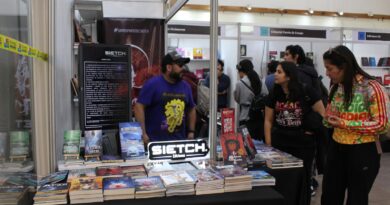 Puesto de SIETCH Ediciones en la Feria del Libro Villa Alemana. Vendedor y visitantes interactúan con libros. Se ven Ediciones Liz y Puerto de Escape.