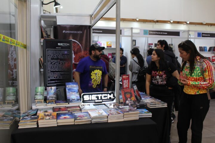 Puesto de SIETCH Ediciones en la Feria del Libro Villa Alemana. Vendedor y visitantes interactúan con libros. Se ven Ediciones Liz y Puerto de Escape.