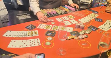 Mesa de póker en Enjoy Viña del Mar. Crupier, cartas y fichas. Ganador de 165 millones con escalera real.