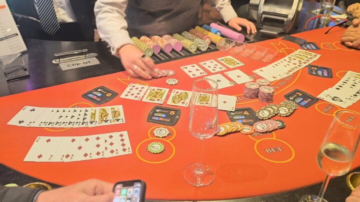Mesa de póker en Enjoy Viña del Mar. Crupier, cartas y fichas. Ganador de 165 millones con escalera real.