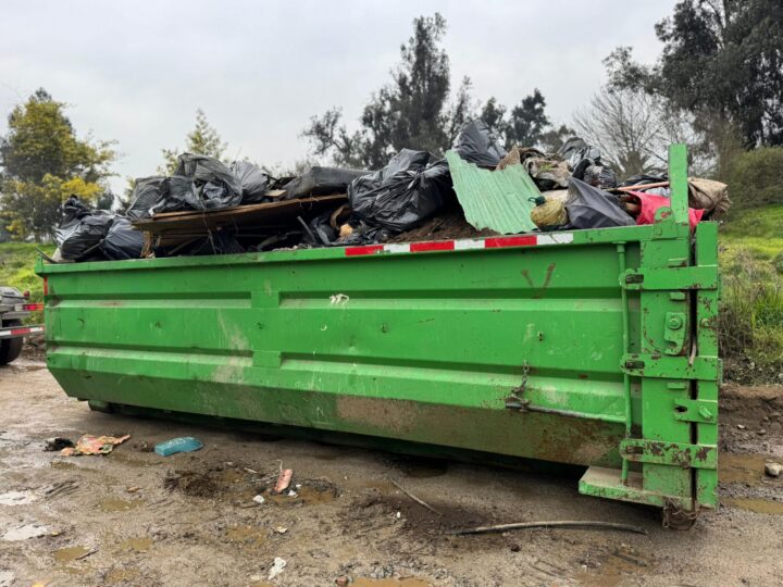 Batea verde con 15 toneladas de basura del Estero de Limache tras exitosa jornada de limpieza.