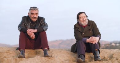 Daniel Antivilo (Ricky Palace) y José Soza, actores de "Los años salvajes", sentados en la arena. Cierre ciclo cine chileno.