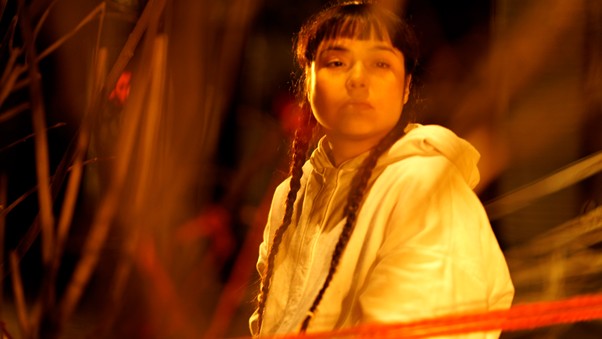 Terrápolis: Actriz con trenzas, mirada firme, en obra sobre crisis medioambiental, contaminación Quintero-Puchuncaví.