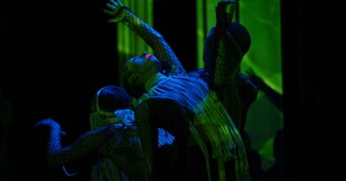 Actrices de Terrápolis en escena. Luces azules y verdes, vestuario de red. Crisis ambiental Quintero y Puchuncaví.