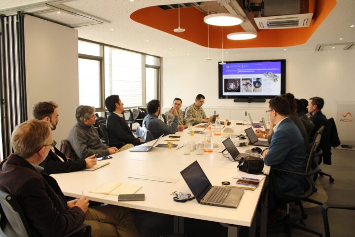 Reunión USM y FACh (AC3E) por desarrollo espacial chileno. Militares y académicos discuten satélites y espejos ópticos.