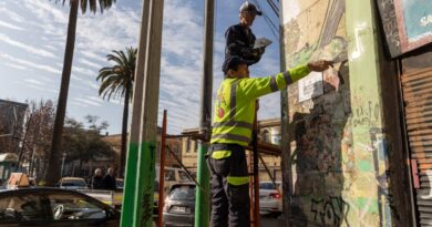Cuadrilla municipal higieniza y pinta fachadas con grafitis en Plaza Echaurren, Valparaíso.