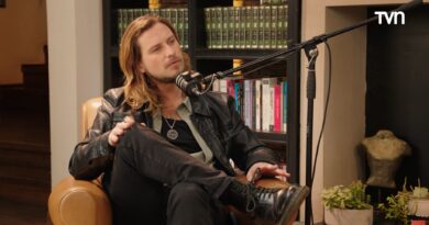 Jean Philippe Cretton, animador, en el podcast Mamá por Siempre de TVN. Sentado, con micrófono, estantería de libros.