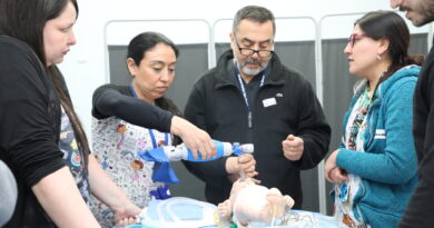 Equipo de neonatología de la V región practica reanimación neonatal avanzada en maniquí durante capacitación.