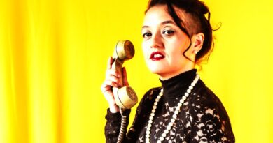 La Charawilla con teléfono retro, peinado audaz y perlas. Lanza boleros originales "Cuando el alma se me escapa por la boca".