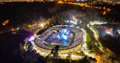 Estadio Sausalito, Viña del Mar, en concierto nocturno. Multitud vibrante bajo luces de escenario. Futura sede de Chayanne 2026.