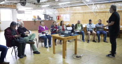 Cristian Soto Silva de Territorio Creativo instruye a personas mayores de Quilpué en el programa Cultiva de gestión cultural.