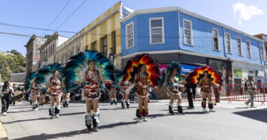 Bailarinas con trajes de plumas y colores en el Carnaval Mil Tambores de Valparaíso, Chile. Ocupación hotelera al 100%.