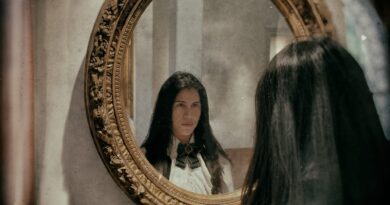 Beralibes mira su reflejo en un espejo antiguo, simbolizando los instintos y la dualidad de "Tu Sangre".