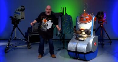 Roberto Nicolini y el robot Tongas en el set de UCV TV, celebrando el regreso de Pipiripao.