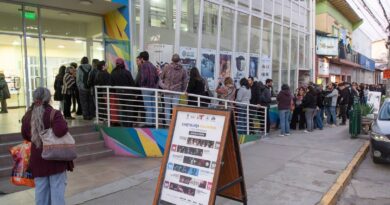 Público en fila para funciones de cine chileno gratuito en Centro Cultural Villa Alemana, incluyendo "Yo no canto por cantar".