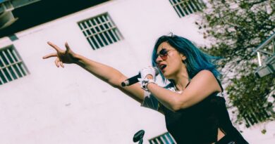 Ángel Galab, pelo azul y gafas de sol, canta en concierto. Presenta su álbum Corazón en vivo. Rock, anisong.