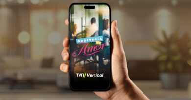 Mano sostiene smartphone con "AUDITORÍA DE AMOR", personas en pantalla y logo TVN/Vertical. Streaming.