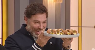 Yann Yvin, chef de "El Internado", ríe mostrando los "canolis a la fuga", un desastre culinario de la semana italiana.