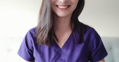 Chris Pefaur, nutricionista de Nutrapharm, sonríe. Aborda la obesidad como desafío país en Chile.