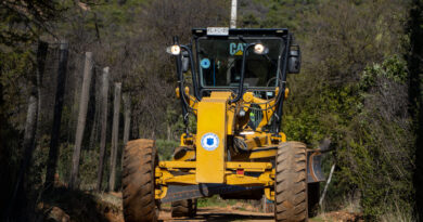 Motoniveladora amarilla de la Municipalidad de Quilpué en camino rural. Realiza conservación vial tras licitación fallida de Vialidad.