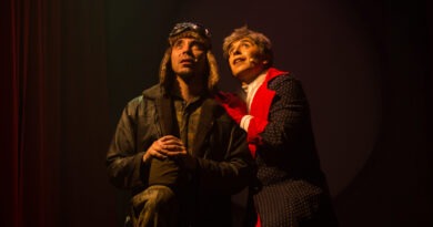 El Principito y el aviador de "El Principito, una aventura teatral" miran el cielo en escena. Valparaíso.