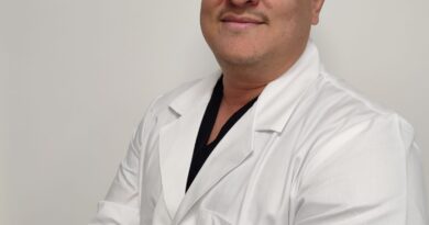 Fernando Guerra, Urólogo Los Carrera Interclínica, en bata. Experto en vasectomía y salud masculina.