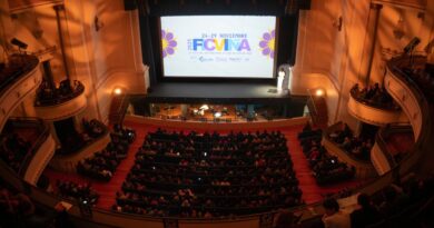 Apertura del 37° FICVIÑA 2025 en Teatro Municipal de Viña del Mar. Pantalla con logo, orador y sala repleta de asistentes.