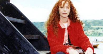 Claudia Di Girolamo, la indomable Catalina Chamorro de "La Fiera", con cabello rojo. La teleserie regresa a TVN.