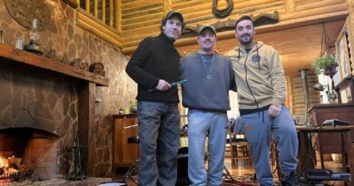 El trío LunesLibre (Ricardo, Felo, Mauricio) posa en la cabaña El Tío John, donde grabaron su nuevo EP "La Cabaña".