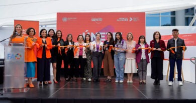Representantes de ONU Mujeres Chile y aliados sostienen cinta naranja, simbolizando el compromiso de la Red Naranja contra la violencia digital.