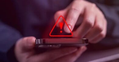 Smartphone con alerta roja. Vishing: fraude telefónico en Chile con voces clonadas por IA. ¡Corta y verifica!