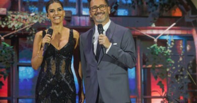María Luisa Godoy y Eduardo Fuentes, animadores del Festival del Huaso de Olmué, sonríen con micrófonos.