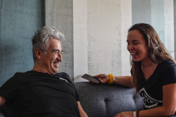Jorge González y Johanna Watson ríen. Presentan "Escuchando radio", libro de conversaciones sobre canciones que lo inspiraron.
