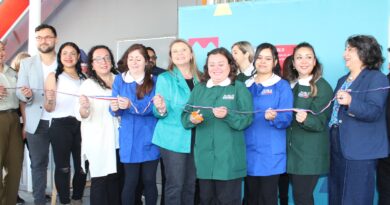 Daniela Triviño, vicepresidenta JUNJI, y equipo cortan cinta tricolor en inauguración del Jardín Kümelen, Quilpué.
