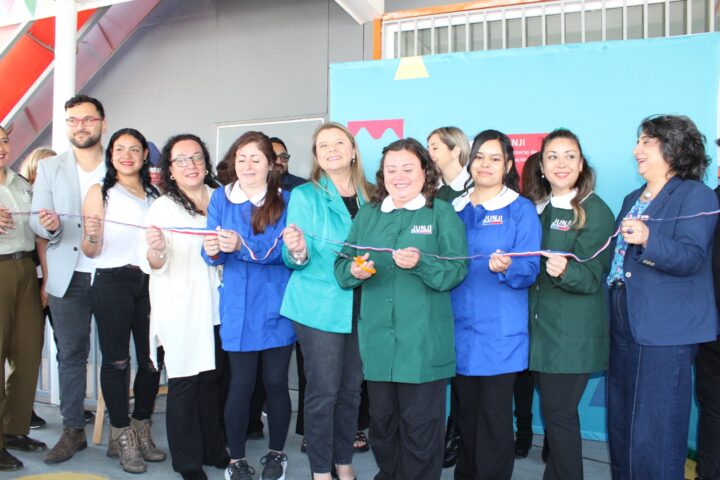 Daniela Triviño, vicepresidenta JUNJI, y equipo cortan cinta tricolor en inauguración del Jardín Kümelen, Quilpué.