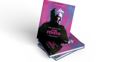 Libro "Escuchando radio" de Johanna Watson. Conversaciones con Jorge González, músico chileno, sobre canciones que lo inspiraron.