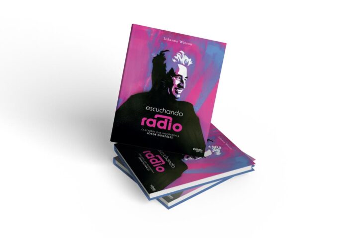 Libro "Escuchando radio" de Johanna Watson. Conversaciones con Jorge González, músico chileno, sobre canciones que lo inspiraron.