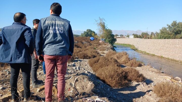 Autoridad Sanitaria y MMA realizan inspección en terreno en San Felipe, evaluando riesgo ambiental junto al estero Quilpué.