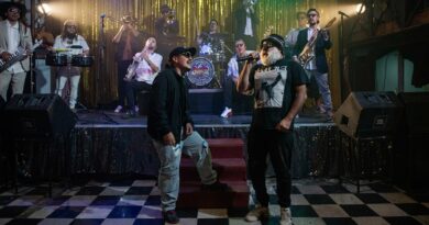 El Macha y Santaferia cantan "Quiero morirme de viejo". Banda de mambo y fiesta chilena en escenario.