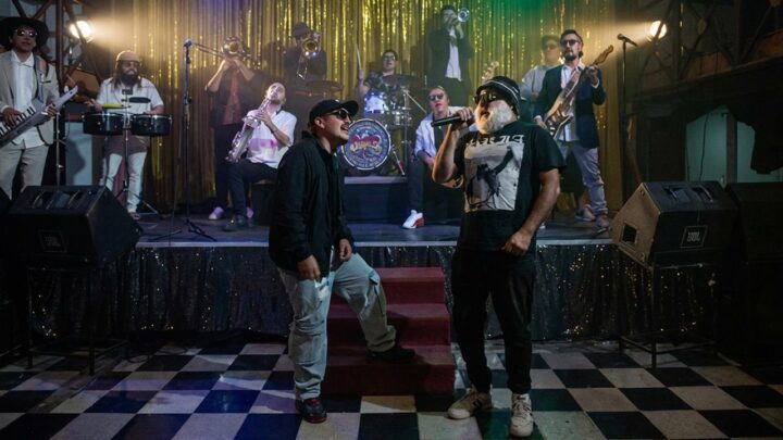 El Macha y Santaferia cantan "Quiero morirme de viejo". Banda de mambo y fiesta chilena en escenario.