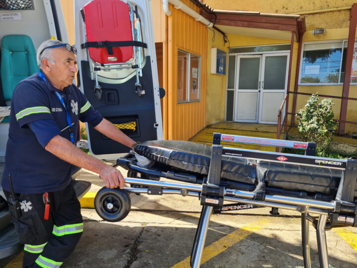 Técnico de salud saca camilla de ambulancia en CESFAM San Pedro, Quillota, mejorando acceso a Sala IRA.