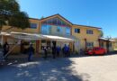 Fachada del CESFAM San Pedro, Quillota, con pacientes. Incorpora Sala IRA para atención respiratoria infantil.