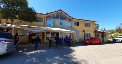 Fachada del CESFAM San Pedro, Quillota, con pacientes. Incorpora Sala IRA para atención respiratoria infantil.