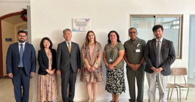 Embajador Japón, Directora SSVQP y equipo en Hospital Geriátrico Limache, inaugurando salas de fonoaudiología donadas.